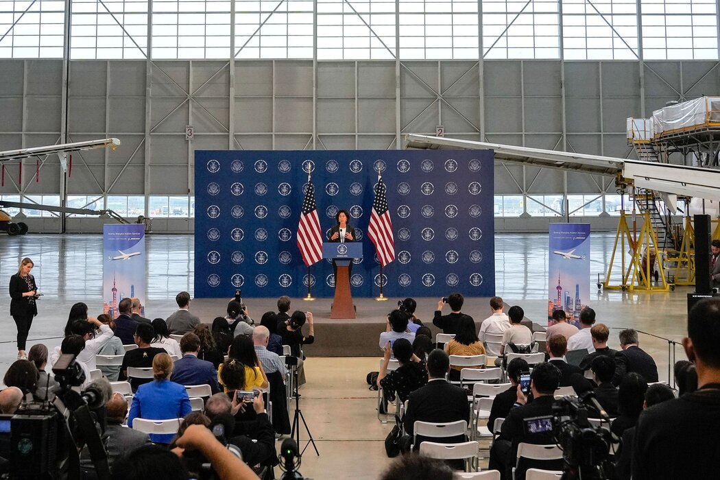 2023年8月,美國商務部長吉娜·雷蒙多在波音上海工廠向記者介紹她的此次中國之行。