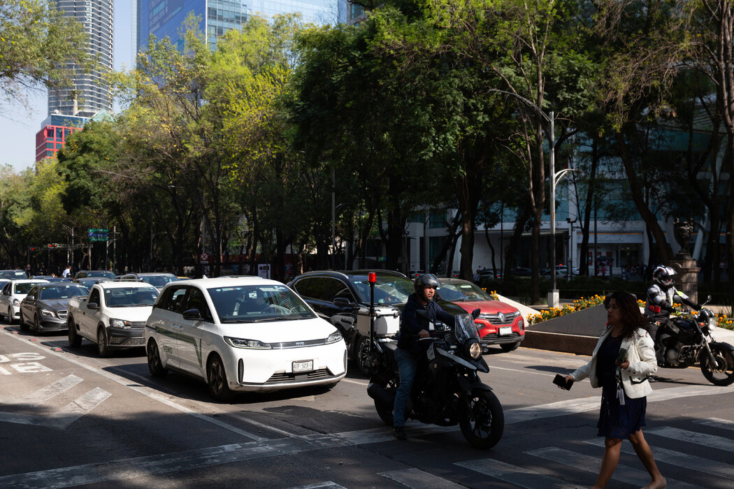 墨西哥城的一輛白色比亞迪電動車。中國品牌汽車目前占墨西哥新車銷量的9%,而五年前這一比例幾乎為零。