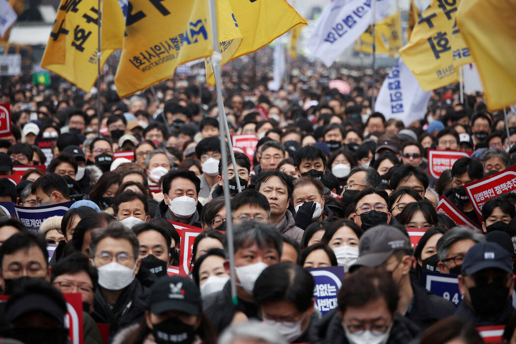 2024年3月,首爾的醫生們參加集會,抗議政府提高醫學院錄取率的計劃。