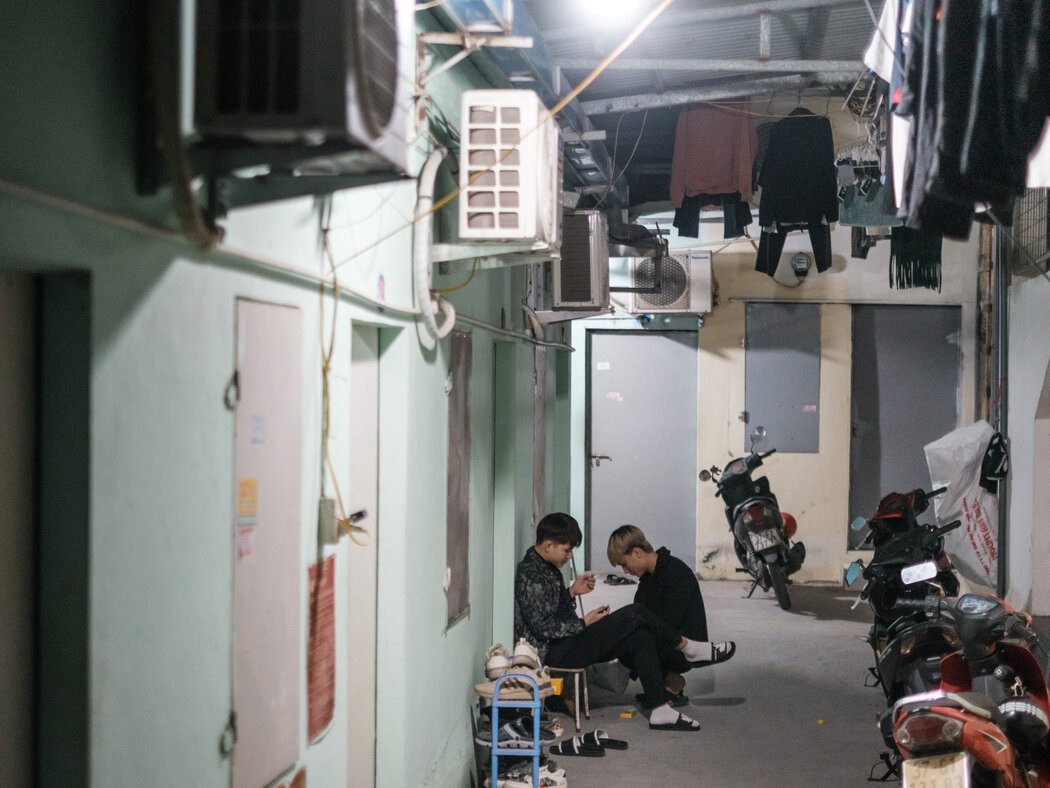 工廠附近的每塊閑置土地上都建起了供工人居住的房子。
