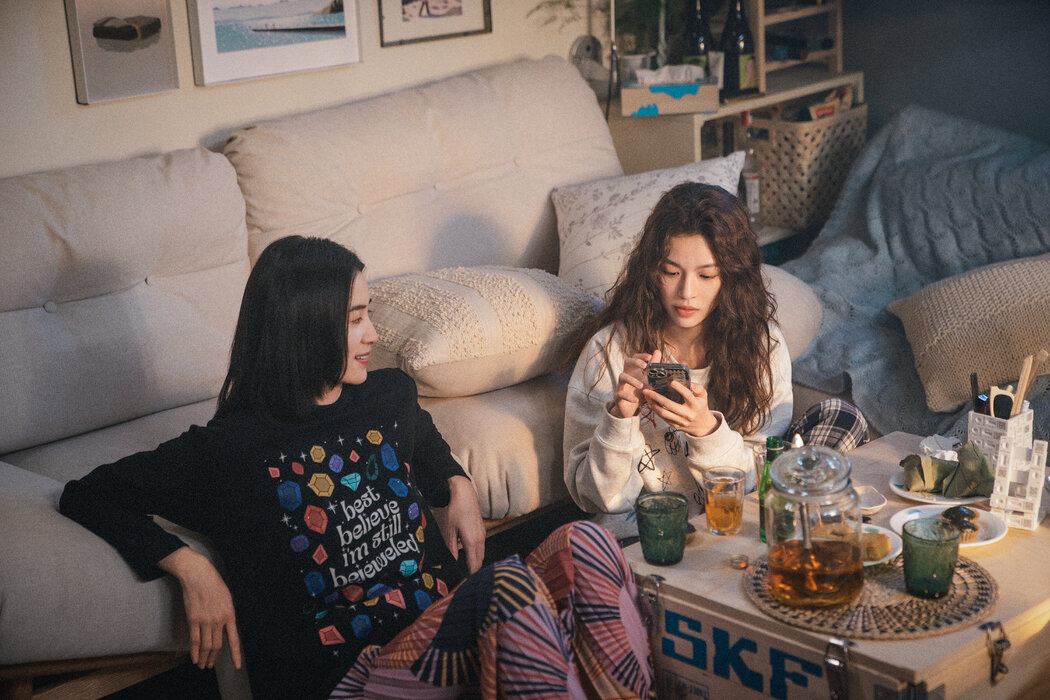 影片的兩名主角是精神自由、但感情脆弱的歌手小葉(右)和當過記者、言簡意賅的單親媽媽王鐵梅。