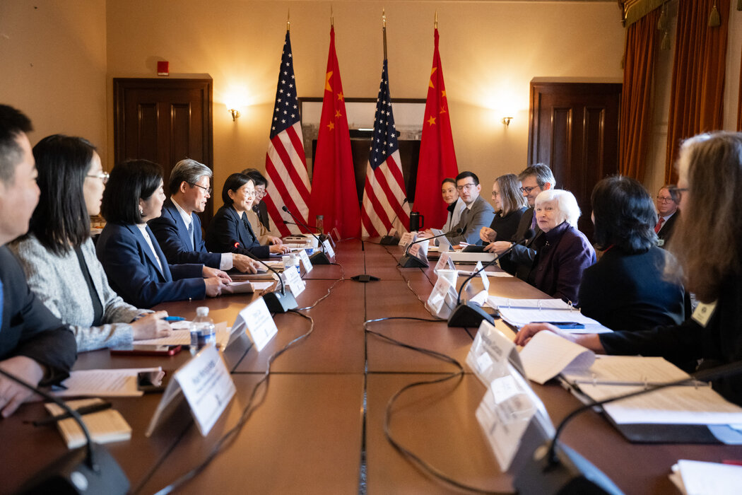 美國財政部高級官員本週將前往中國，試圖說服他們的中國同行讓溝通管道在候任總統川普下個月上任後繼續暢通。