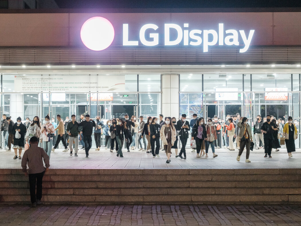 海防LG工廠的工人下班了。
