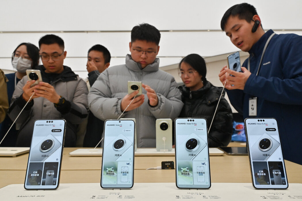 華為Mate 70智慧型手機於11月發布後，北京的購物者正在試用產品。