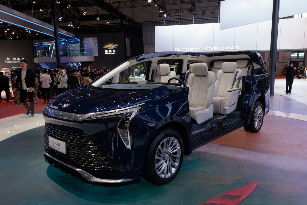 2023年,上海車展上展出的一輛別克GL8小型廂式車。