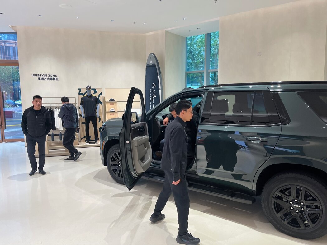 在上海的一家銷售進口汽車的通用汽車經銷店展示的一輛雪佛蘭Tahoe。儘管通用汽車在中國的大部分車型是通過合資企業生產並銷售的,但它正在嘗試從美國進口少量車型。