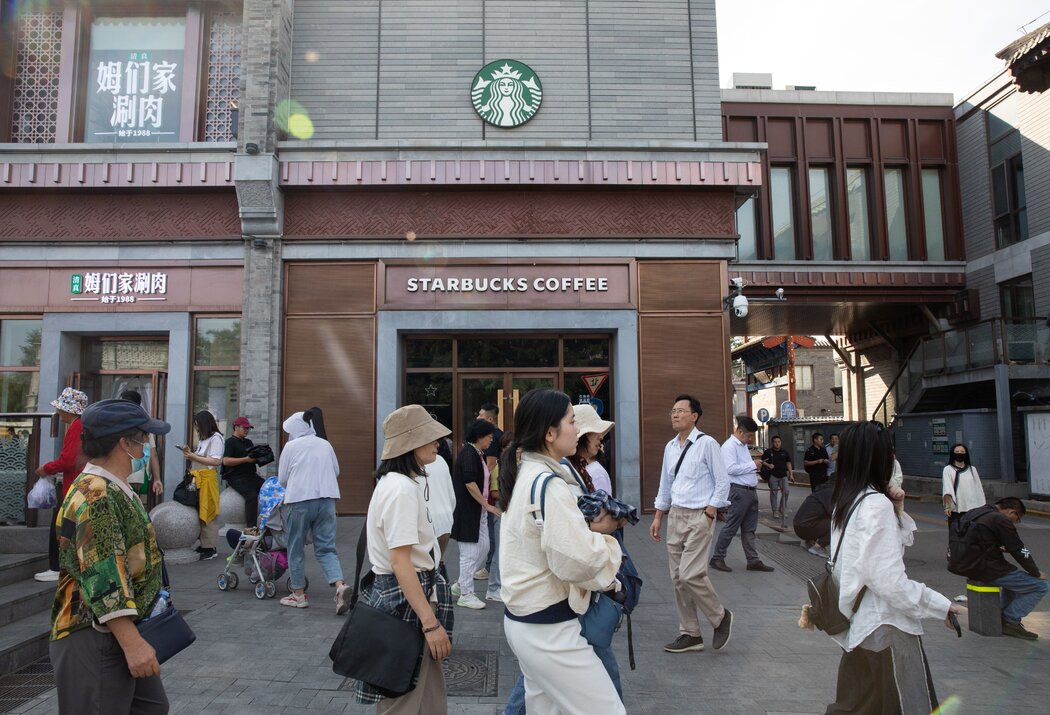 北京一家星巴克門店前的行人，攝於今年9月。星巴克1999年進入中國時，那裡還沒有其他真正經營咖啡的公司。