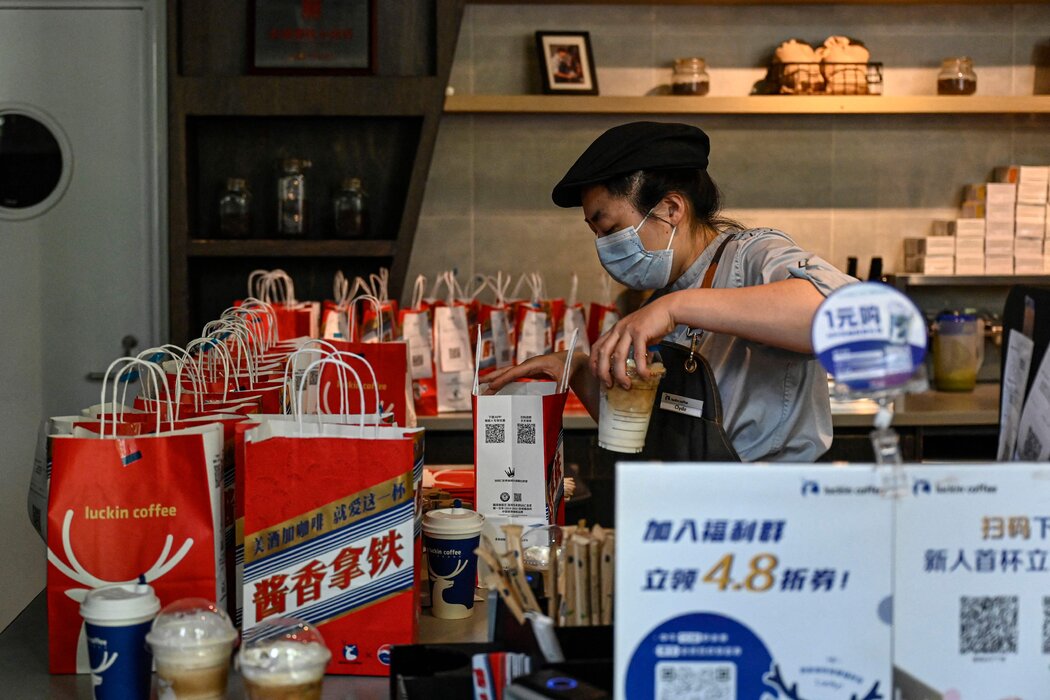 瑞幸咖啡員工在一家北京門店裡製作白酒味拿鐵，攝於去年。瑞幸是中國最成功的本土咖啡連鎖店之一。