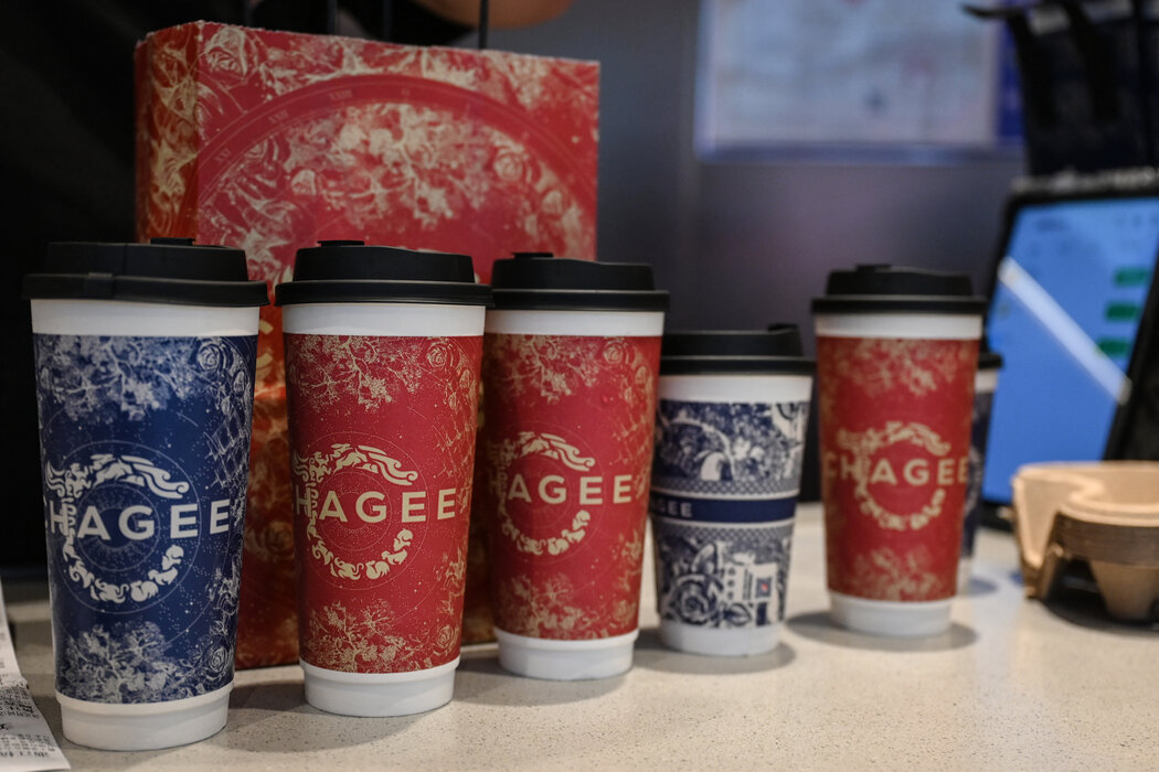 杭州一家霸王茶姬門店裡等待顧客取走的飲品，攝於今年8月。