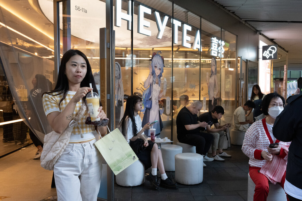 北京一家喜茶門店外的顧客，攝於2023年9月。