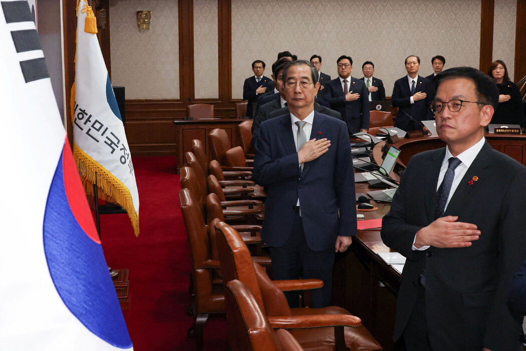 週六，代理領導人韓悳洙（中）在首爾的內閣會議上。
