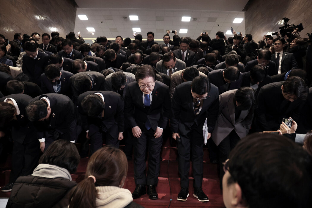 週六投票後，主要反對黨民主黨領袖李在明與該黨成員在一起。