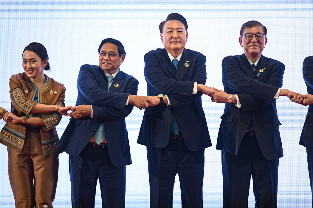 尹錫悅、日本首相石破茂（右），以及出席寮國峰會的其他國家領導人，攝於今年10月。