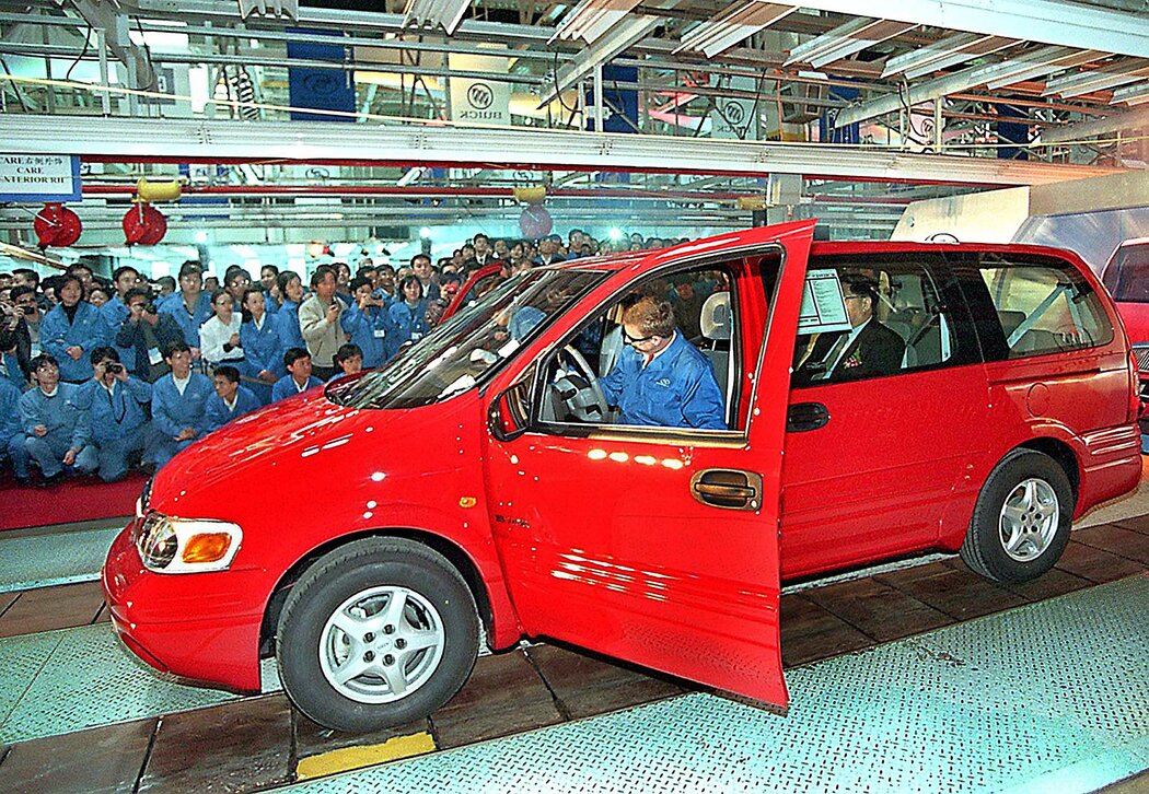 1999年,在上海通用汽車工廠推出新款別克 GL8商務車時,現場來賓試駕這款車。