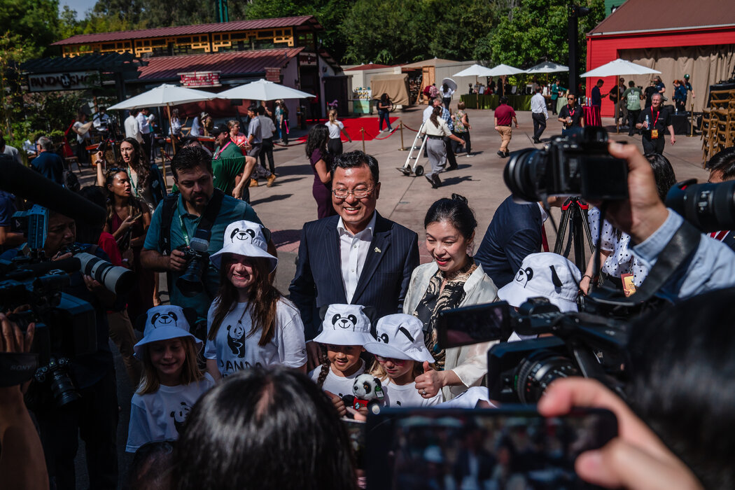 2023年8月，中國駐美國大使謝鋒在聖地牙哥動物園熊貓館開館儀式上。