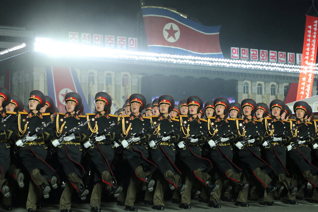 朝鮮官方媒體提供的一張照片顯示，去年，朝鮮軍隊在朝鮮參加閱兵式。