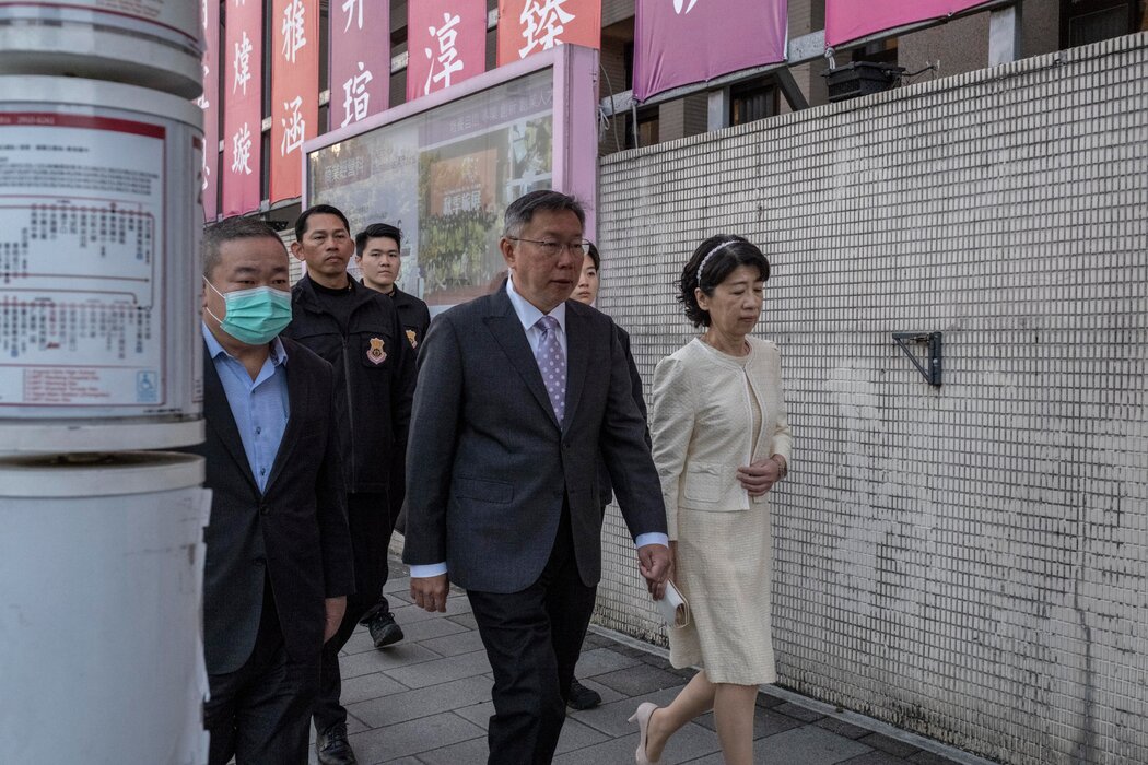 柯文哲（中）在台灣總統大選期間，攝於今年1月。