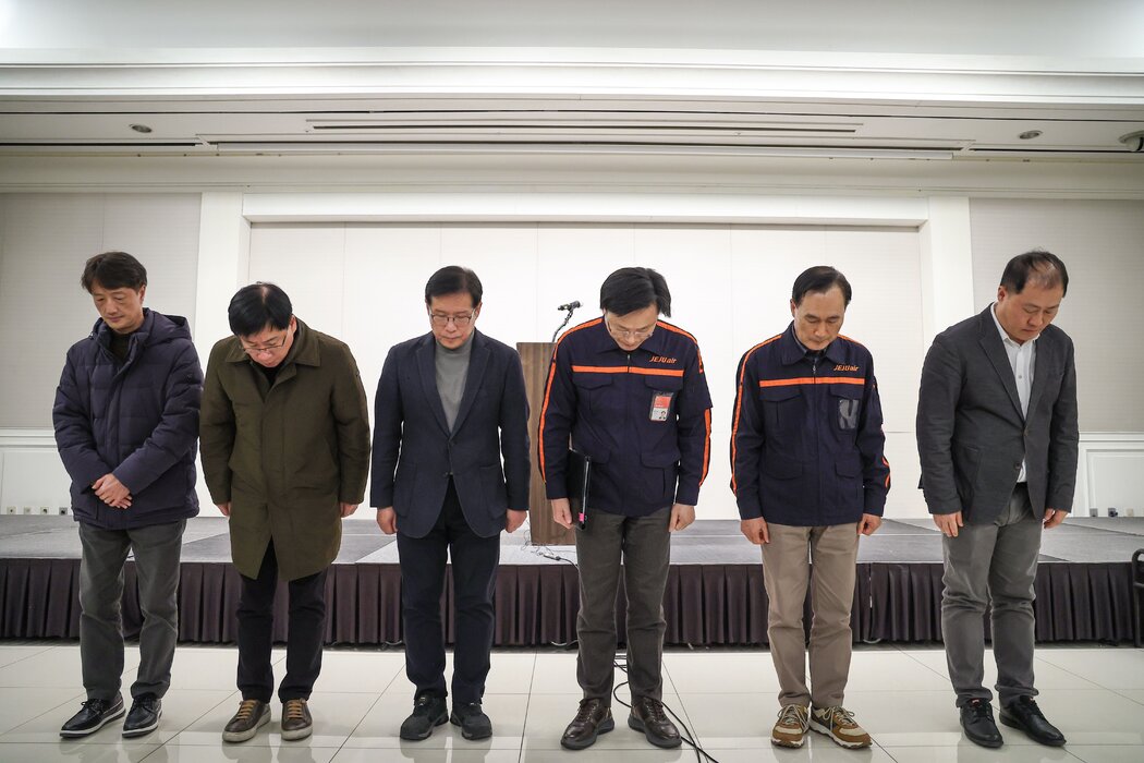 週日，首爾，濟州航空首席執行官（中右）和其他公司高管在舉行新聞發布會之前鞠躬致歉。