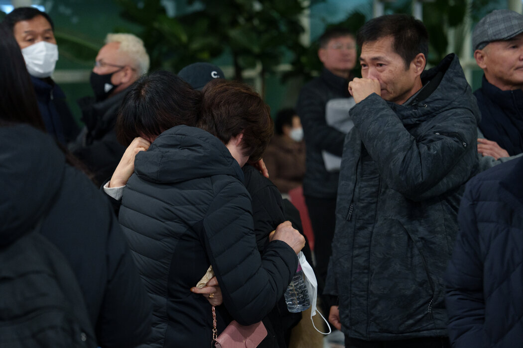 人們在務安國際機場等待關於空難遇難者的消息。