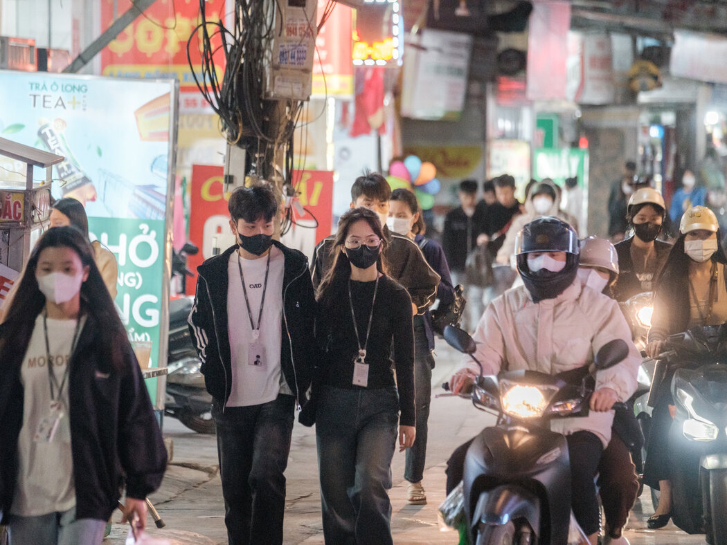 去上夜班的越南工廠工人。越南是貿易和投資的「連接國」。