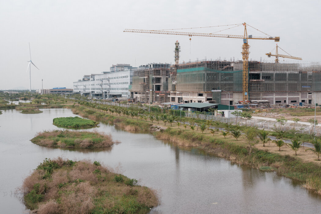 越南海防市的一家在建工廠。中國在全球的出口激增，美國與越南和其他國家的貿易逆差不斷擴大。