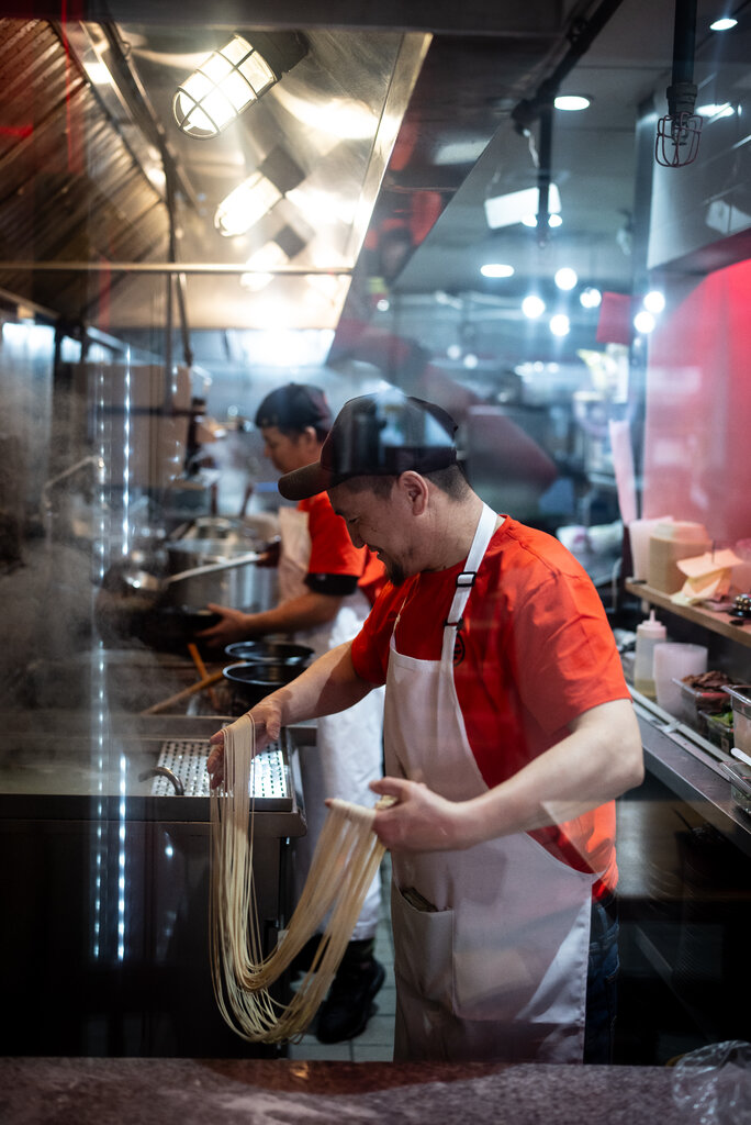Tangy Noodle的主廚,這家餐館是曾在庇護所住過的移民開的。