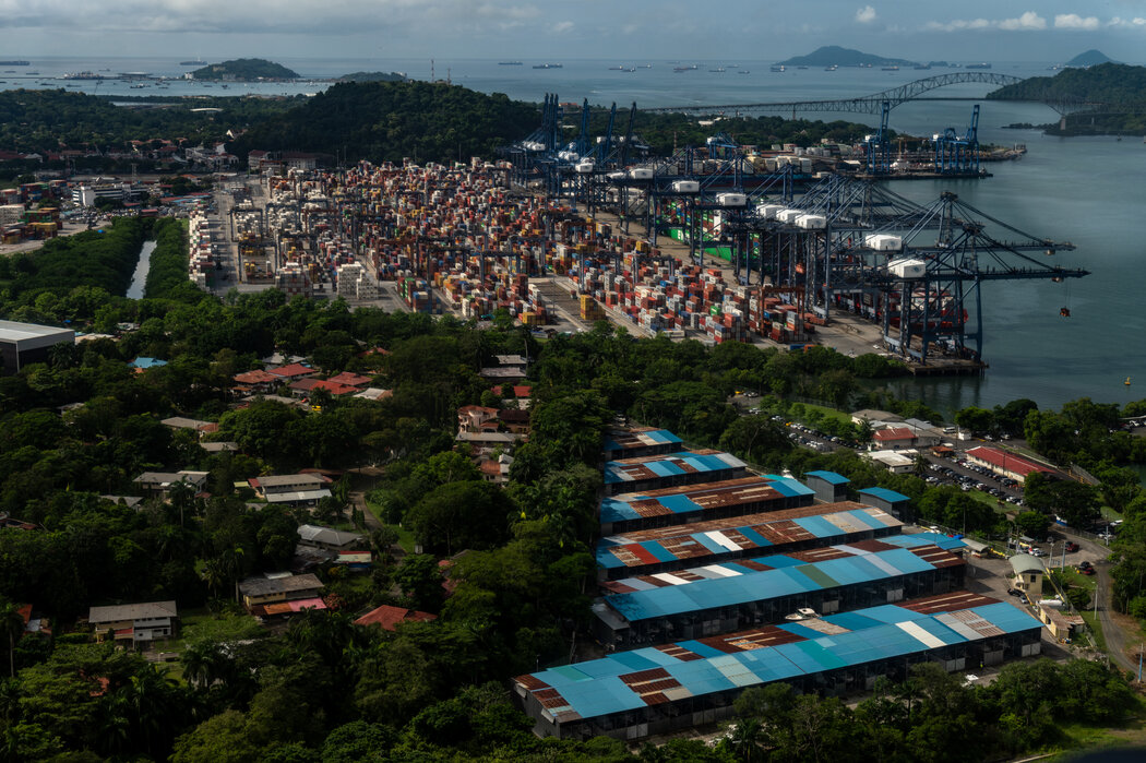 2024年7月，集裝箱通過巴拿馬運河的鳥瞰圖。中國公司和中國政府對全球港口和航運業的影響力與日俱增。