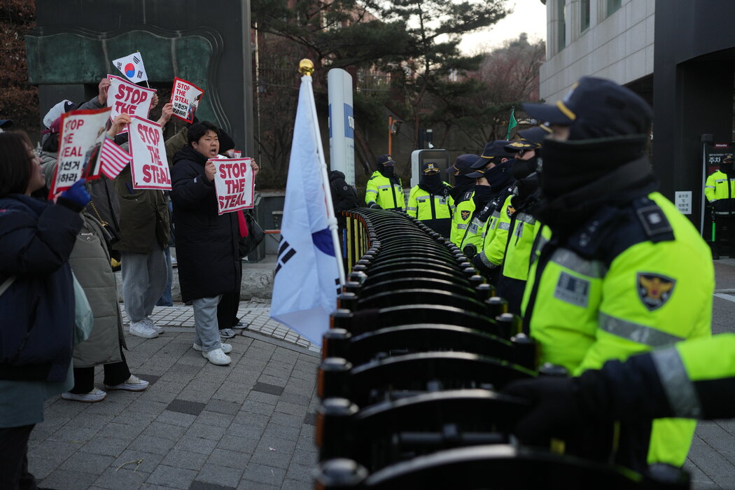 週五，路障將警察和尹錫悅支持者隔開。