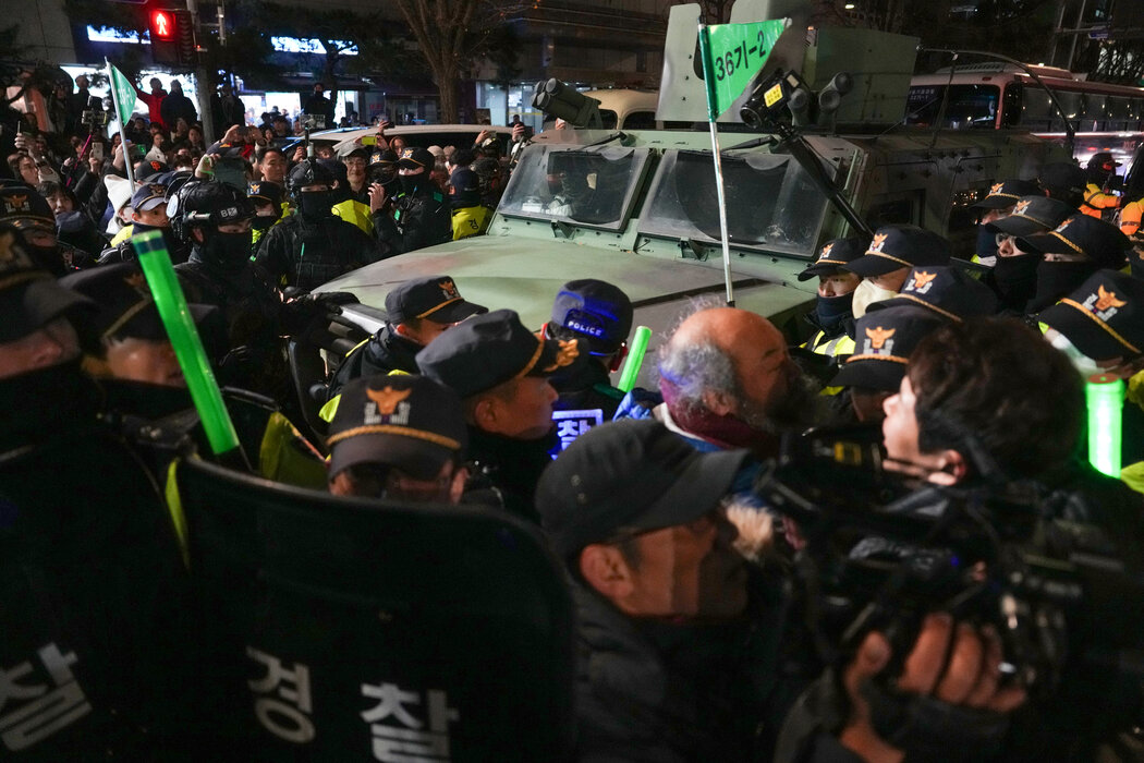12月，尹錫悅宣布戒嚴後，軍車抵達位於首爾的國民大會。檢察官指控尹錫悅下令軍隊佔領國會，犯有叛亂罪。