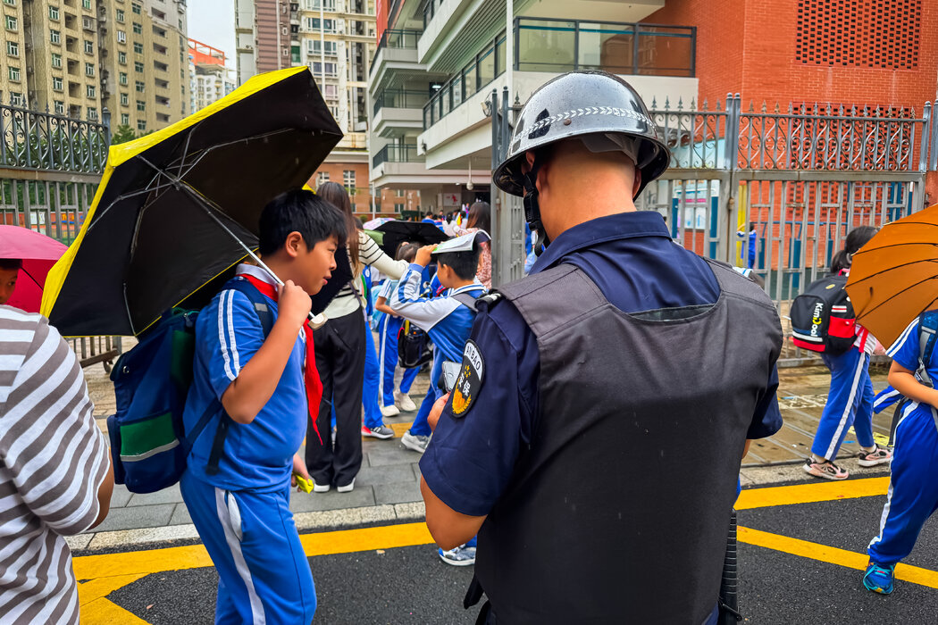 深圳一所小學外的保安員，攝於去年11月。