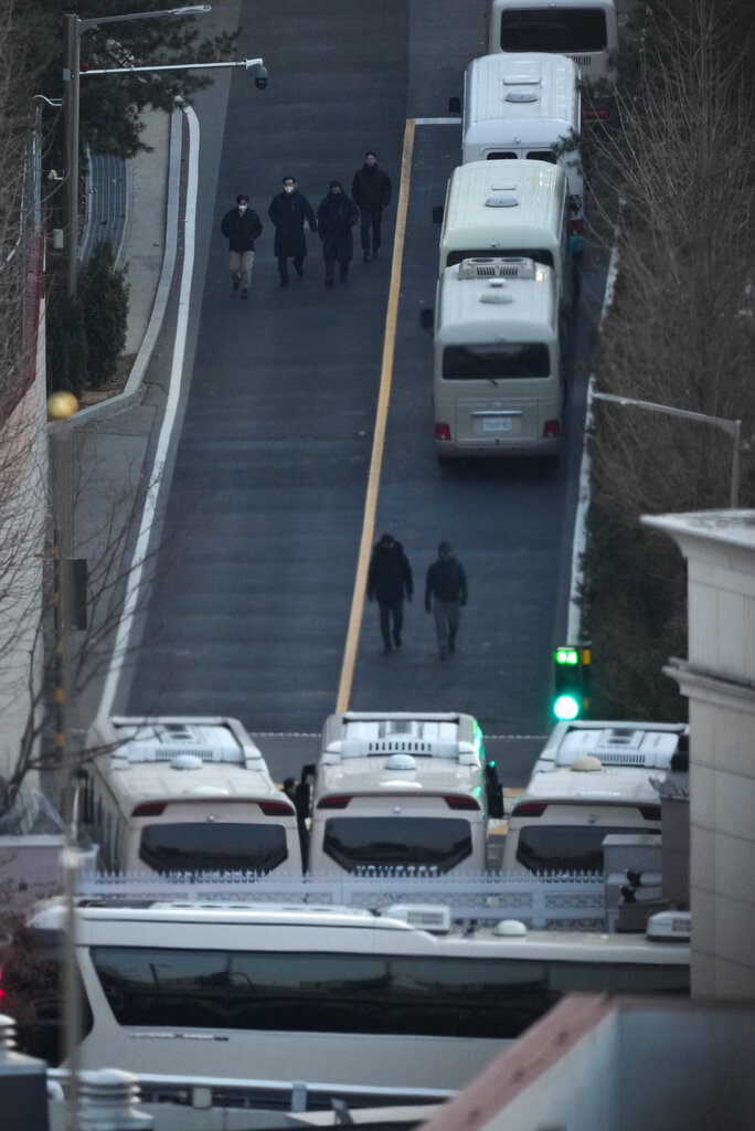 週三，公車堵住了尹錫悅官邸的入口。