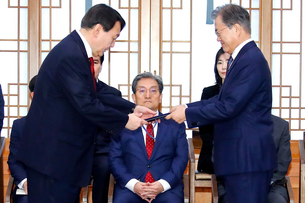 2019年，尹錫悅（左）與時任韓國總統文在寅（右）。文在寅於2020年成立了高級公職人員犯罪調查處。