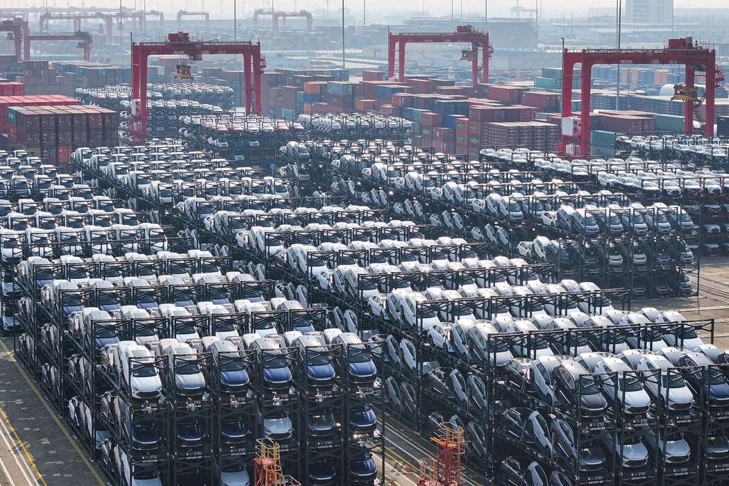 中國主要的電動汽車製造商比亞迪積累在蘇州太倉港的準備運往歐洲的大量汽車，攝於今年2月。