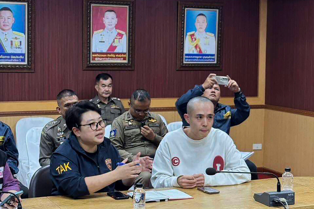 中國演員王星（右）在緬甸的詐騙窩點獲救後與泰國警察交談。他的綁架引發了中國對泰國旅遊是否安全的擔憂。