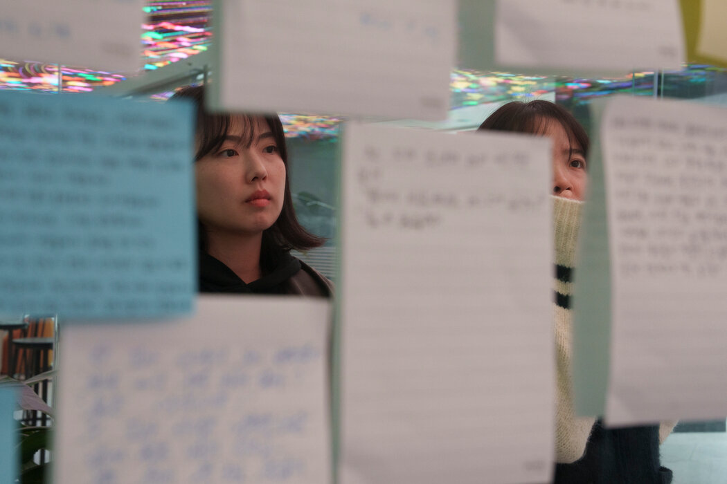 在韓國光州一個為韓江而建的臨時書咖啡館「少年來了」，來訪者將她書中的段落寫在便簽紙上。
