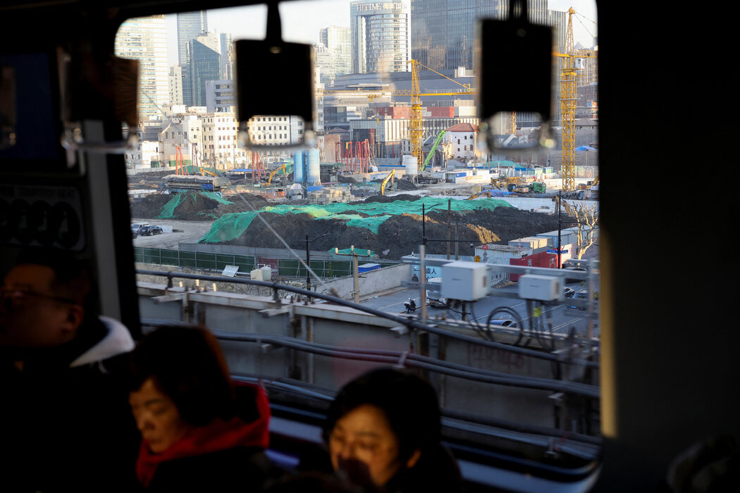 中國政府試圖通過推動基礎設施項目來抵消建築業就業崗位的減少,但地方政府往往缺乏執行這些項目的資金。