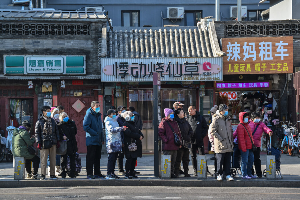 適齡勞動人口減少進一步給資金不足的養老金體系帶來了壓力，老齡化社會使得捉襟見肘的醫保體系不堪重負。