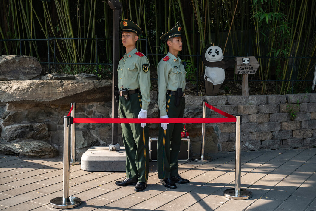 9月，北京動物園熊貓館入口處的武警。