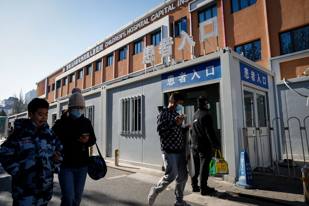 2023年，北京一家兒童醫院外。公立醫院佔中國藥品市場的70%左右。