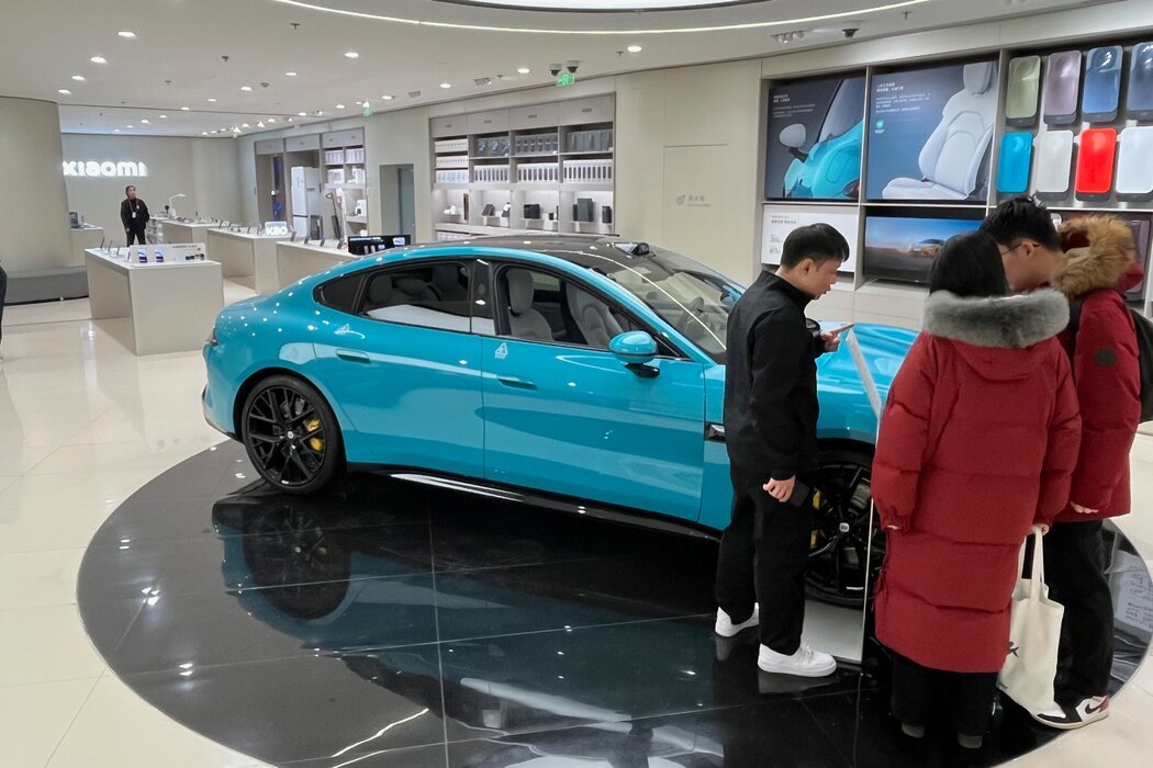 小米在北京一個高檔購物中心裡的汽車經銷店。小米是中國領先的智慧型手機製造商之一,現已進軍電動汽車領域。