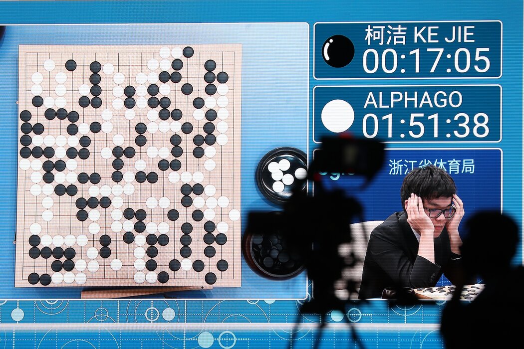 2017年,中國烏鎮,螢幕上顯示的是中國圍棋棋手柯潔對陣谷歌人工智慧程序AlphaGo的比賽。