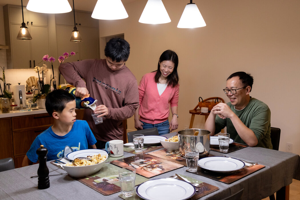在加州門洛帕克,林和妻子克莉絲汀·陳與孩子們吃晚飯。