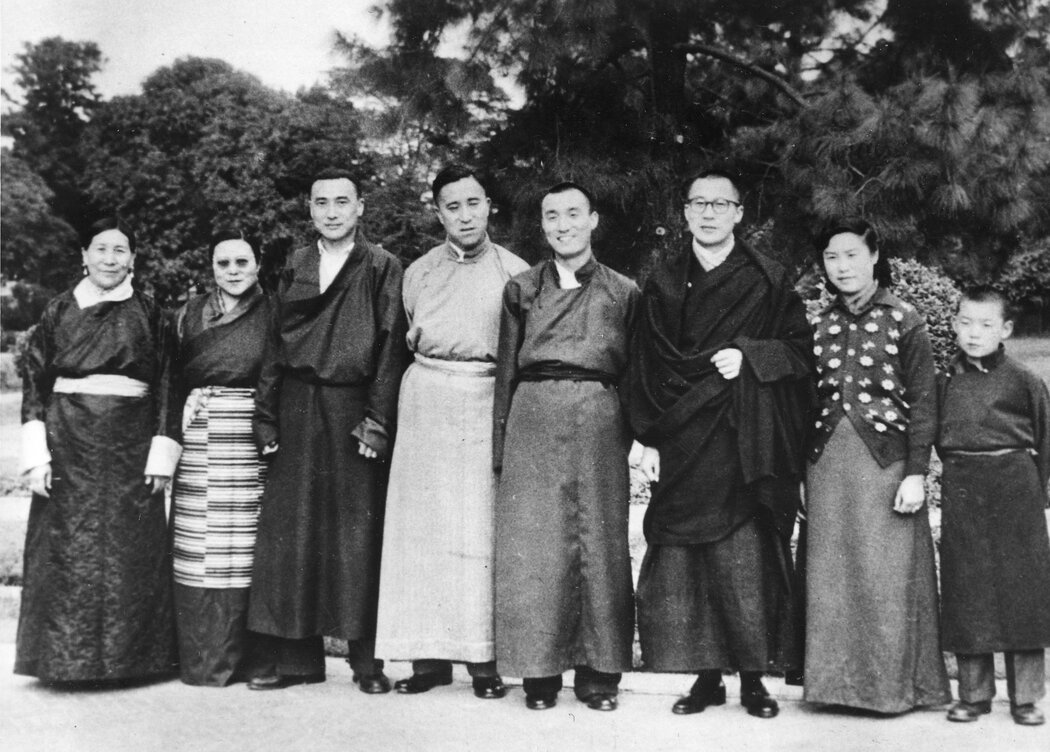 達賴喇嘛(右三)與家人在印度,攝於1956年。從左到右依次為達賴喇嘛的母親、姐姐、長兄土登晉美諾布、兄長嘉樂頓珠、弟弟、達賴喇嘛、妹妹和最小的弟弟。