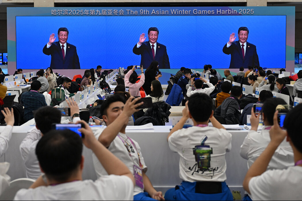 大螢幕上顯示的中國領導人習近平上週五在哈爾濱出席亞洲冬季運動會開幕式的照片。