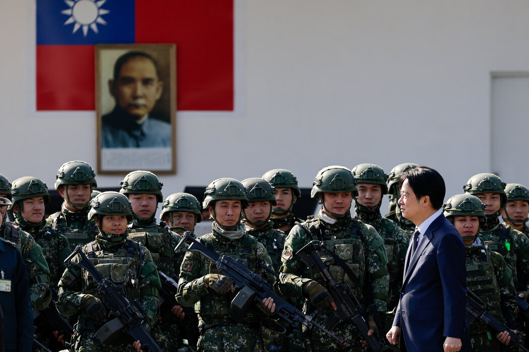 台灣總統賴清德今年1月視察了台東的一個軍事基地。川普政府已要求台灣增加軍費開支。