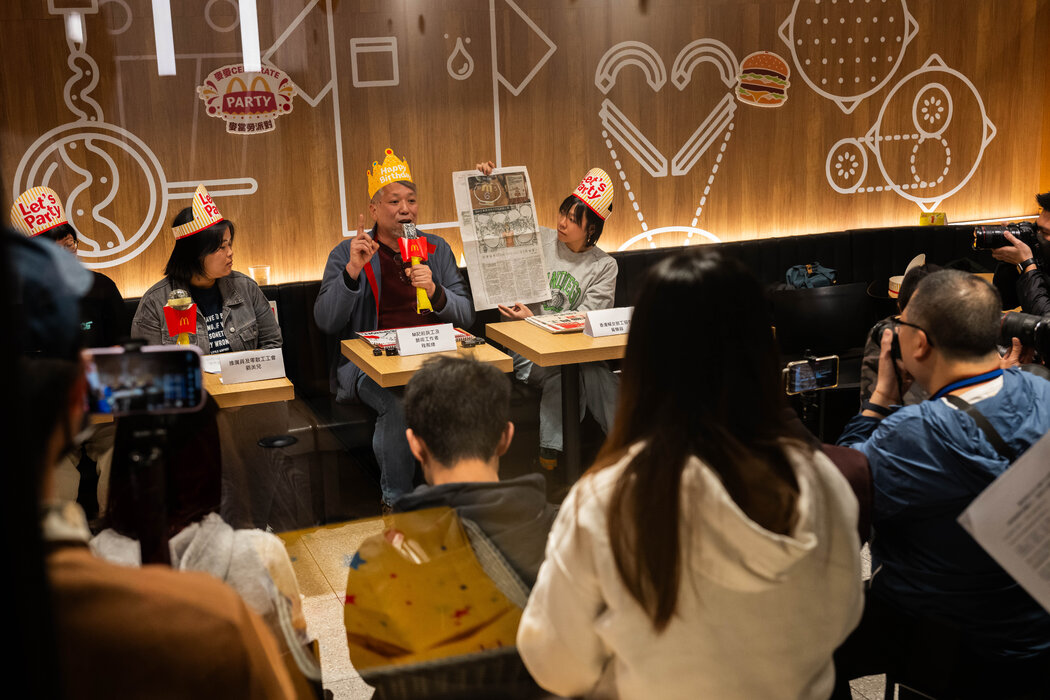 今年2月，程展緯在香港的一家麥當勞舉行新聞發布會。一位勞工組織者說：「他研究同事之間的關係和紐帶。」