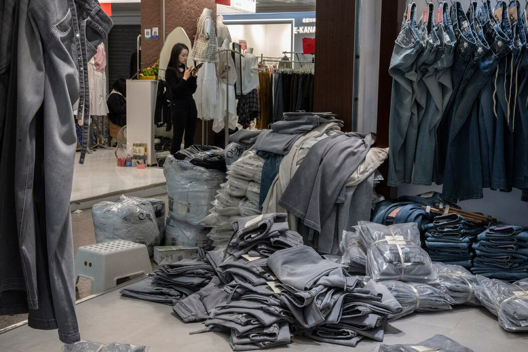 中國東莞的服裝批發市場。