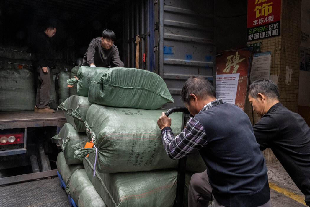 世界各地電子商務的興起推高了對中國發貨的低價商品的需求。
