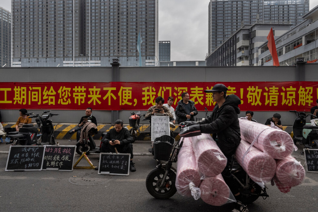 作坊主在廣州制衣區的路邊接單。