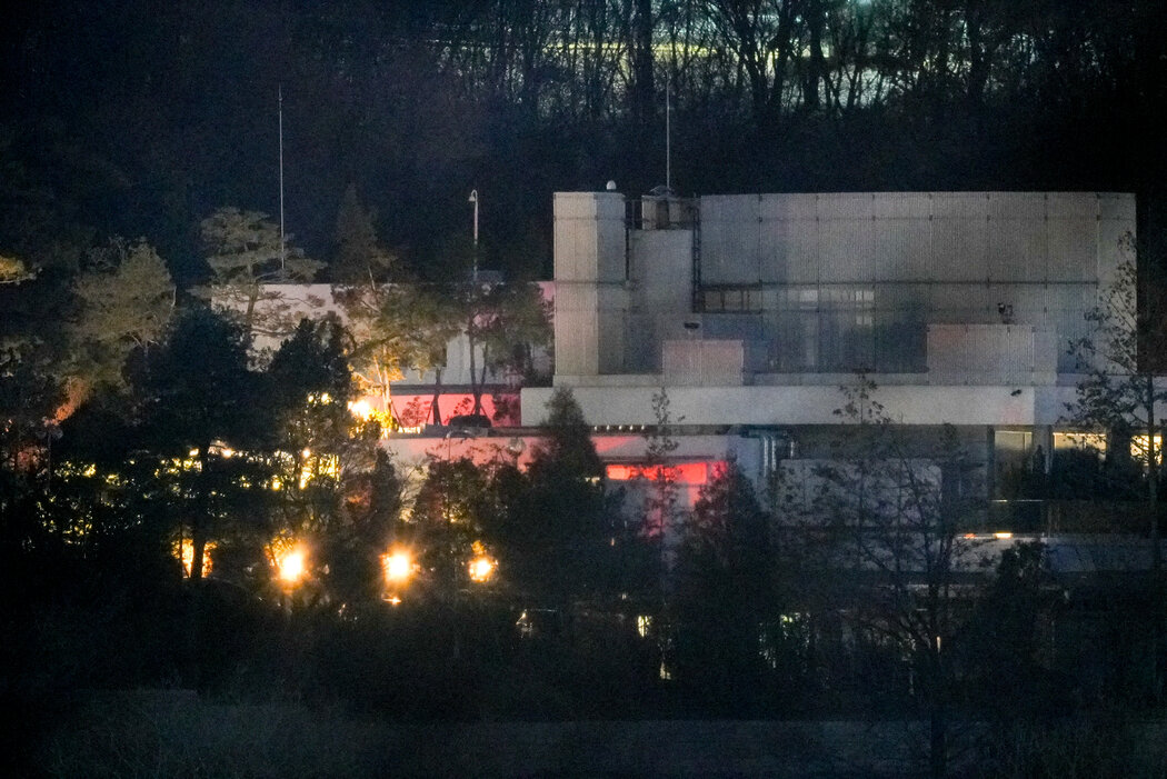 1月3日,當調查人員第一次試圖送達拘捕令時,尹錫悅的總統警衛處成員憑藉人數優勢,挫敗了調查人員的企圖。